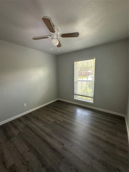 Building Photo - 6524 Blue Grass Dr