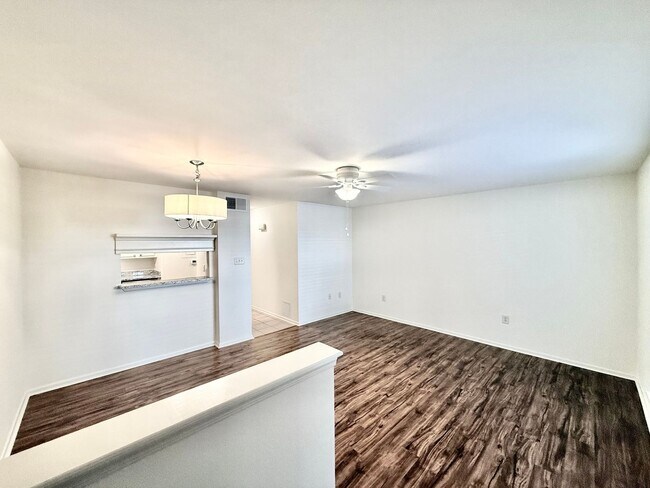 Building Photo - 1 Bed 1 Bath Condo with Community Pool and Access to I-10