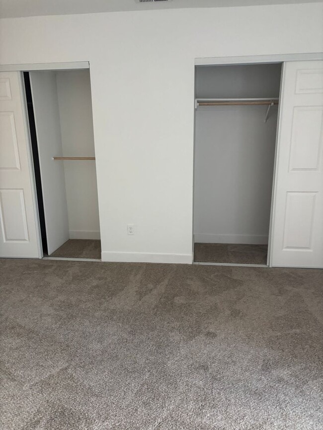 Building Photo - 2 bedroom 2 bath house!