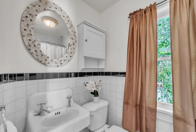 Building Photo - MOVE IN SPECIAL! Beautiful 5 Bedroom Home with Lots of Natural Light