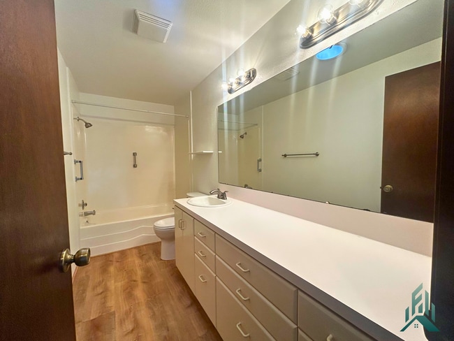 Building Photo - 2 Bed / 2 Full Bath Single-Level Townhome in Timberhill