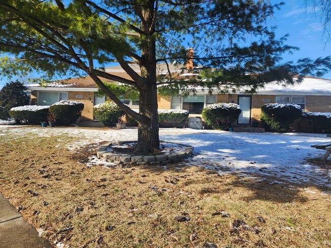 Building Photo - 2800 Manor Ln