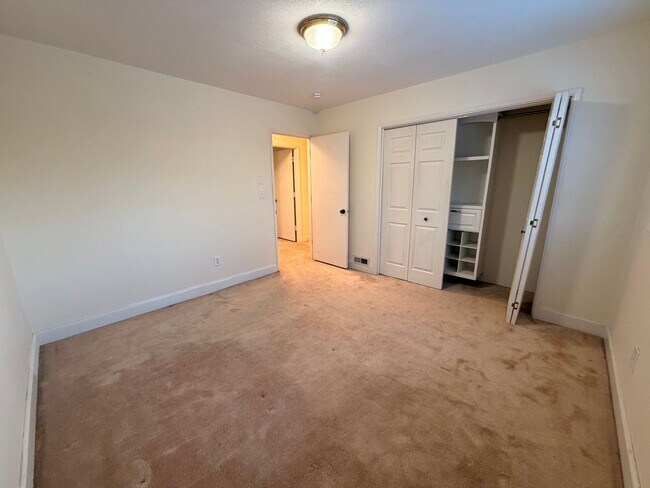 Building Photo - Large (5) bedroom home in a well established Anchorage neighborhood!