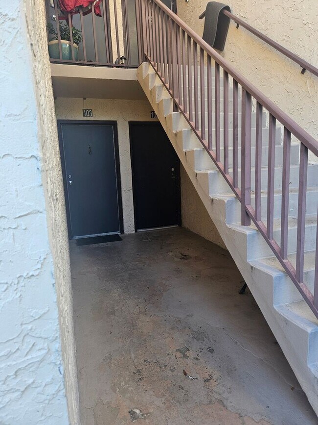 Building Photo - 1 BEDROOM 1 BATH NEWLY RENOVATED CONDO