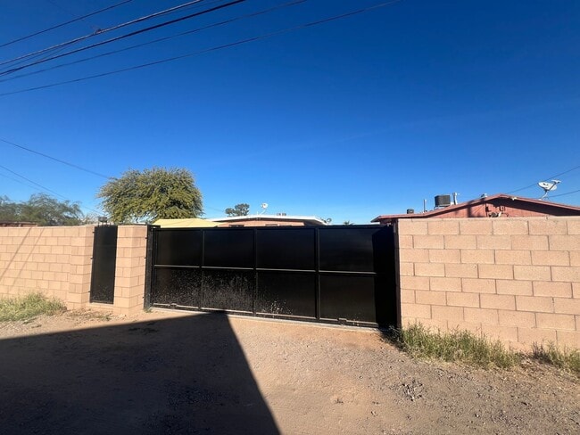 Building Photo - Newly Refurbish 2 Bed. 1 Ba. Duplex Apartment In Convenient Location Closed to Everthing