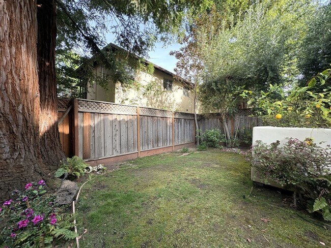 Building Photo - Spacious and Inviting 3-Bedroom, 2.5-Bath Townhome in the Heart of Menlo Park