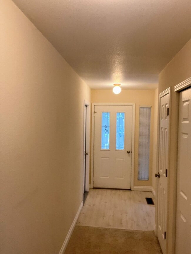 Building Photo - beautiful home in downtown gardnerville