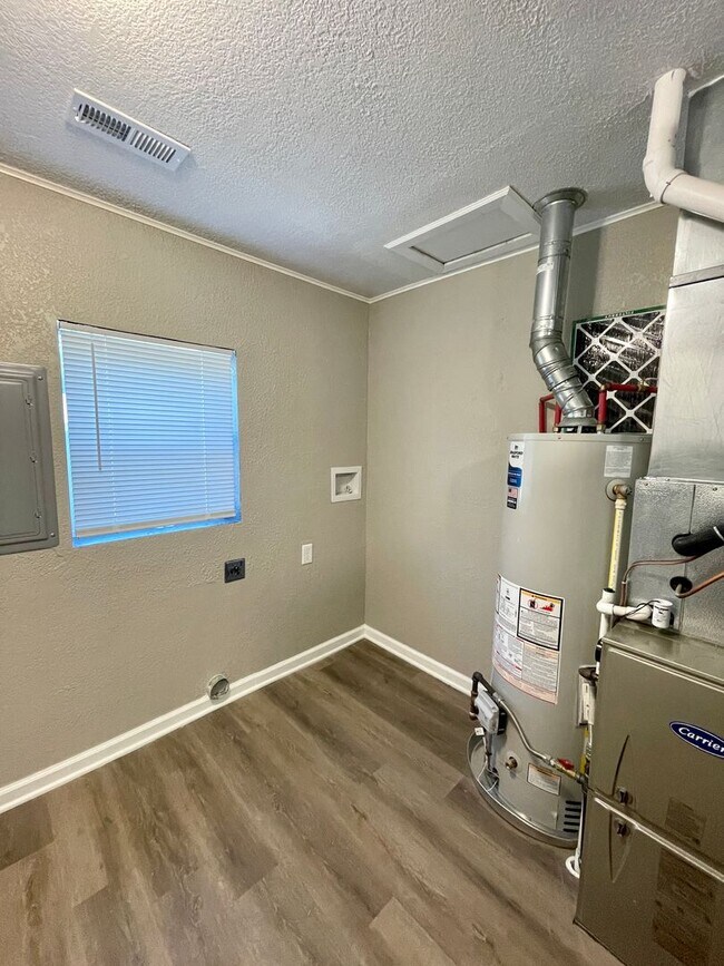 Building Photo - Large 3 Bedroom Remodeled Home