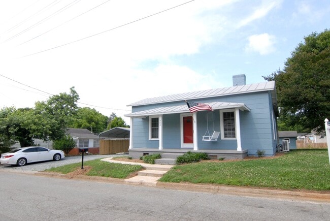 Building Photo - APPLICATIONS PENDING! Charming blue renova...