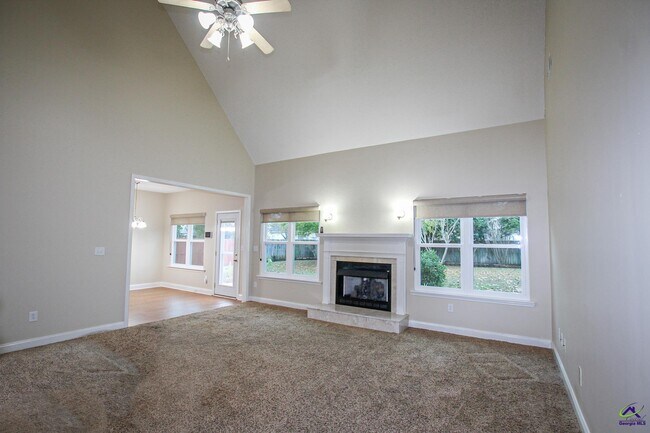 Building Photo - 221 Hummingbird Ln