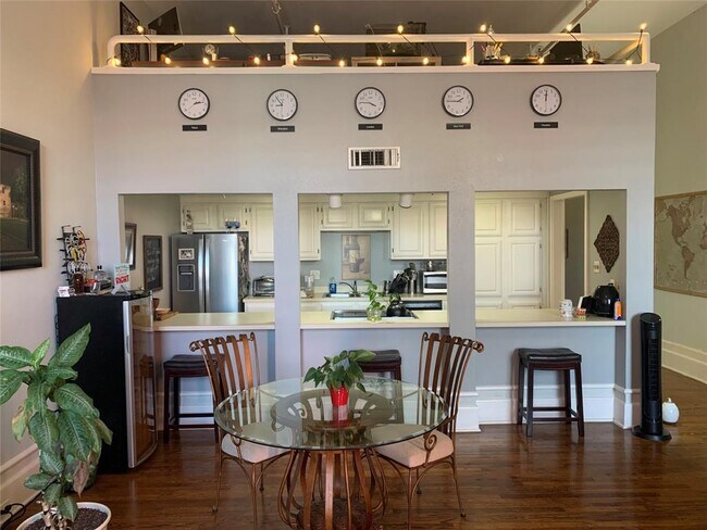 Building Photo - 2121 The Strand