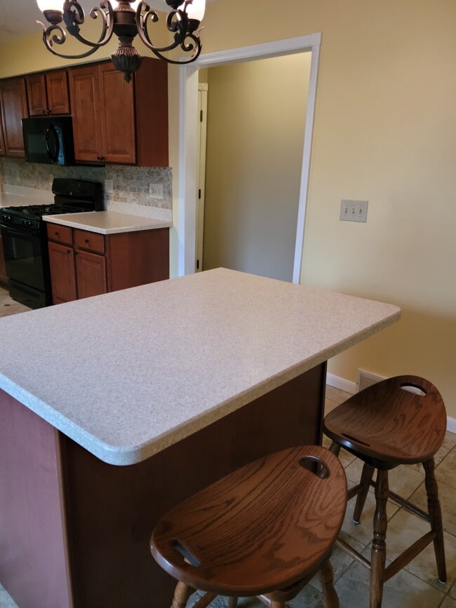 Building Photo - 1440 Sherwood Downs Rd W