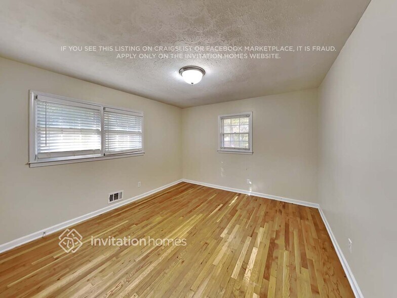 Building Photo - 2926 Pine Hill Dr