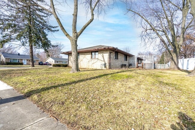 Building Photo - 2235 West Acres Rd