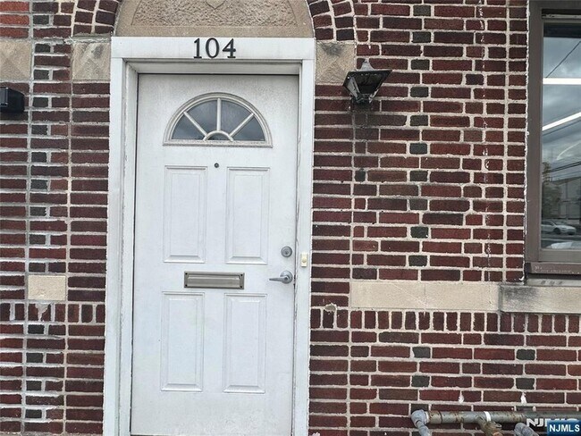Building Photo - 104 E Columbia Ave
