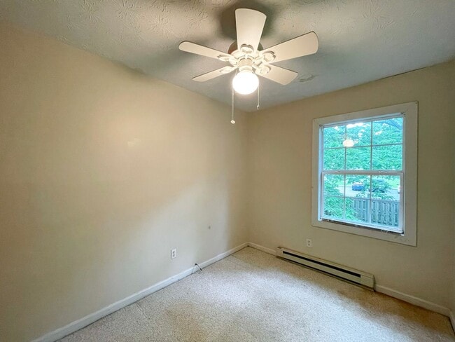 Building Photo - SPACIOUS TOWNHOME near Downtown! Washer/Dryer Included; Off-Street Parking