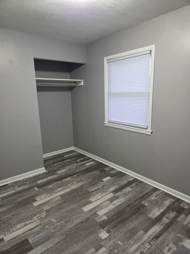 Building Photo - 1025 S St Clair St