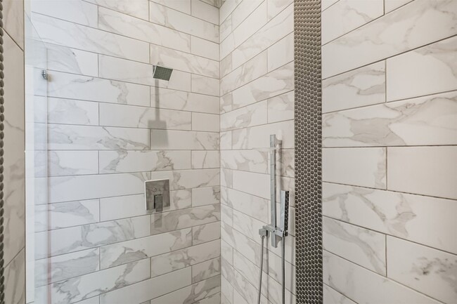 Building Photo - 1305 Mayfair Clarkson Ln