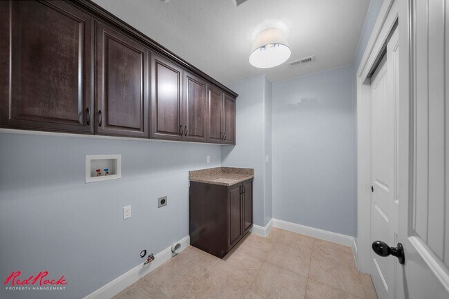 Building Photo - Charming 3 Bedroom Townhome