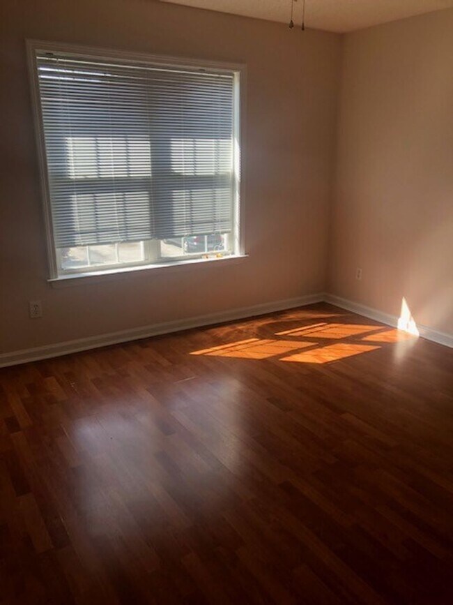 Building Photo - Q201