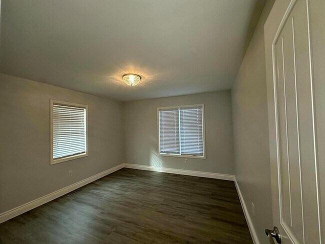 Building Photo - 8890 W Farm Rd 104