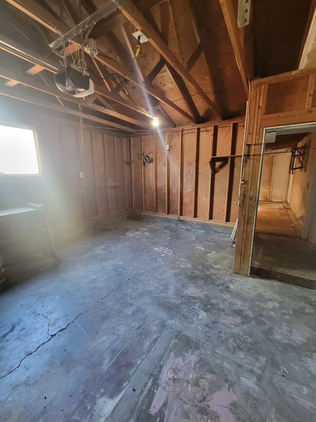 Building Photo - 3 bed/2 bath