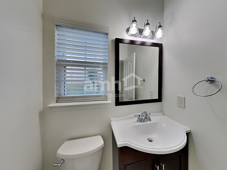 Building Photo - 193 Mott Rd