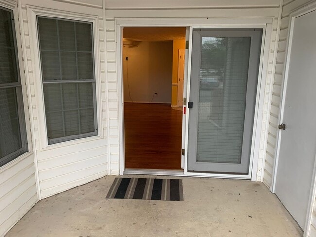 Building Photo - Nice Large Condo on Ground Level for Rent ...