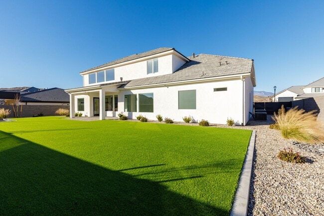 Building Photo - 6 bed / 4 bath / 3 car garage custom home in Pecan Valley