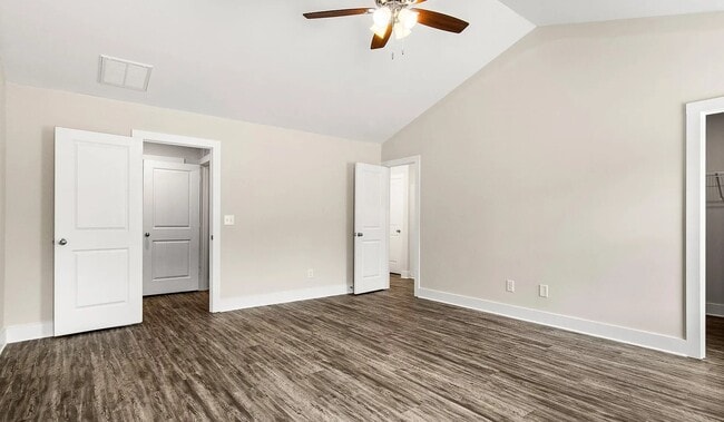 Building Photo - 2026 Lakeside Ln