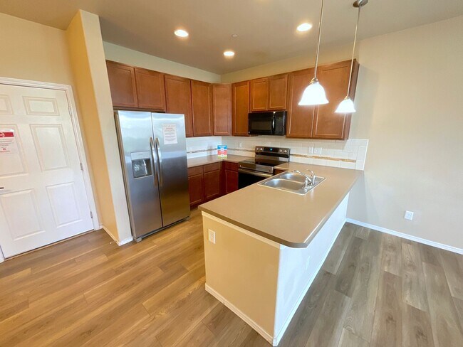 Building Photo - 3 Bedroom Townhome Available Near Constitu...