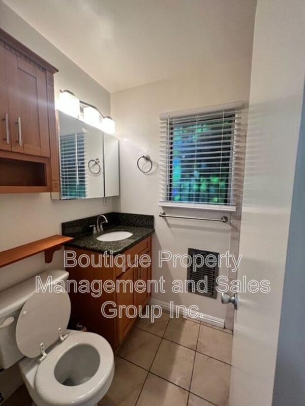 Building Photo - 930 E 1st St