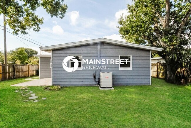 Building Photo - 3 Bedroom Pet-Friendly Home in Tampa, FL with Main Street Renewal
