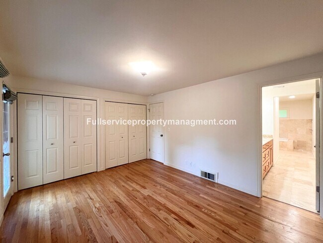 Building Photo - Beautiful Mercer Island Home with Private Hot Tub Pavillion & Spacious Floor Plan