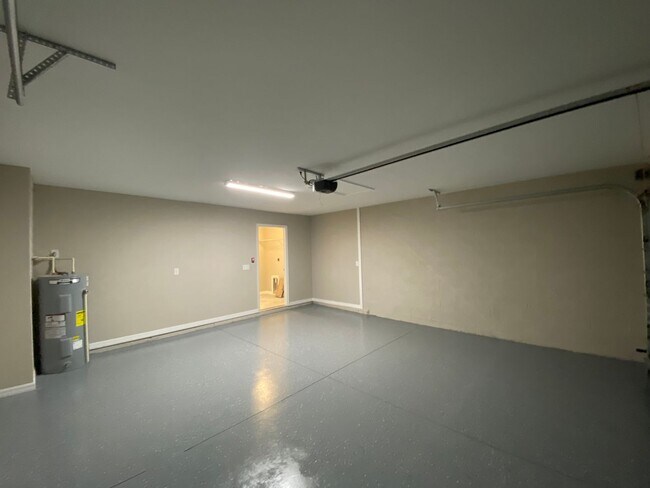 Building Photo - WILL NOT BE AVAILABLE TO SHOW TIL MID AUGU...