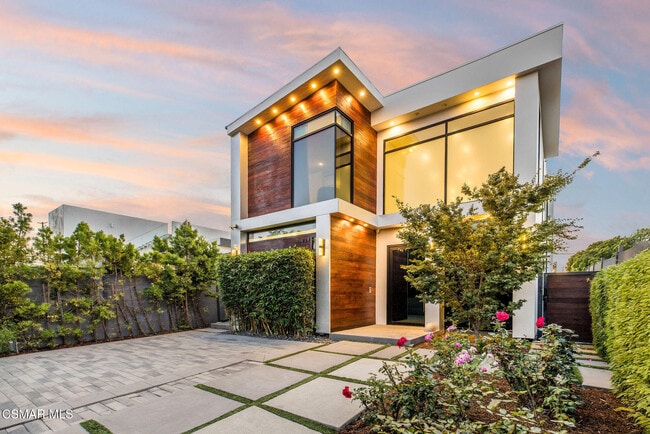 Building Photo - 829 Flower Ave
