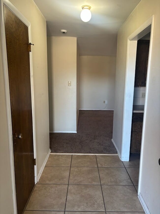 Building Photo - VERY NICE HOME IN THE RIDGECREST AREA. PETS NEGOTIABLE WITH OWNERS APPROVAL