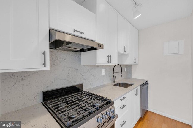 Building Photo - 2500 N Van Dorn St