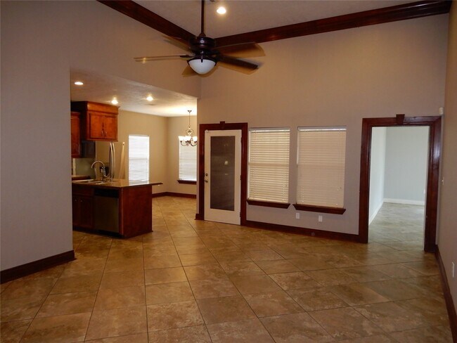 Building Photo - 13531 Russ Dr