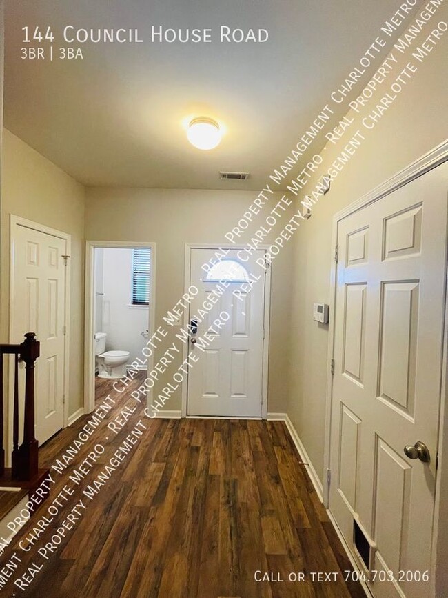 Building Photo - Beautiful Townhome in Catawba Village