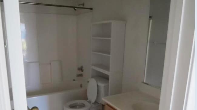 Building Photo - 605 College St