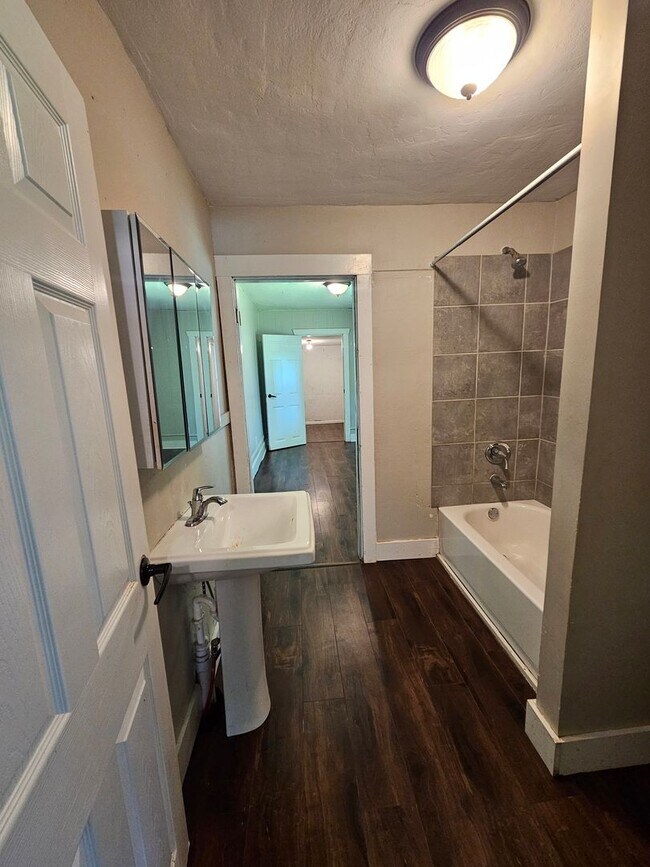 Building Photo - 2 bedroom | 1 Bathroom Home | Pets Welcome!