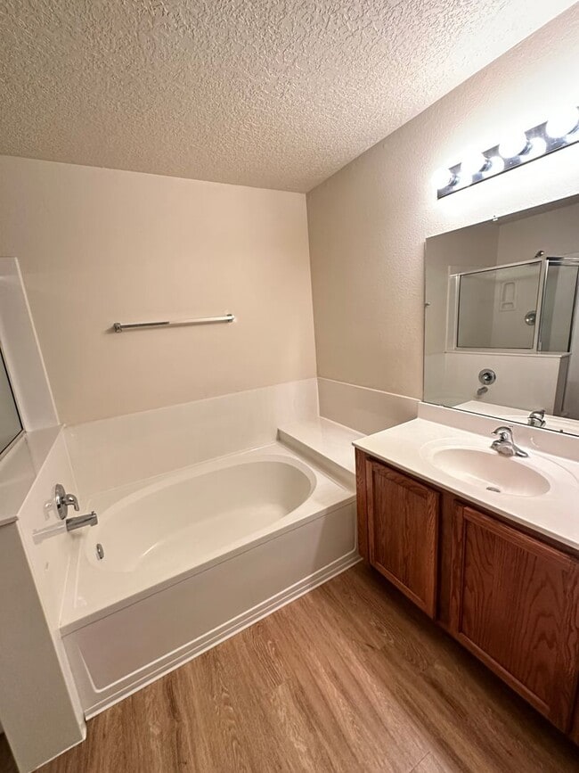 Building Photo - 4 bed 2 bath home in Huning Ranch