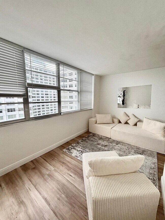 Building Photo - 801 Brickell Bay Dr