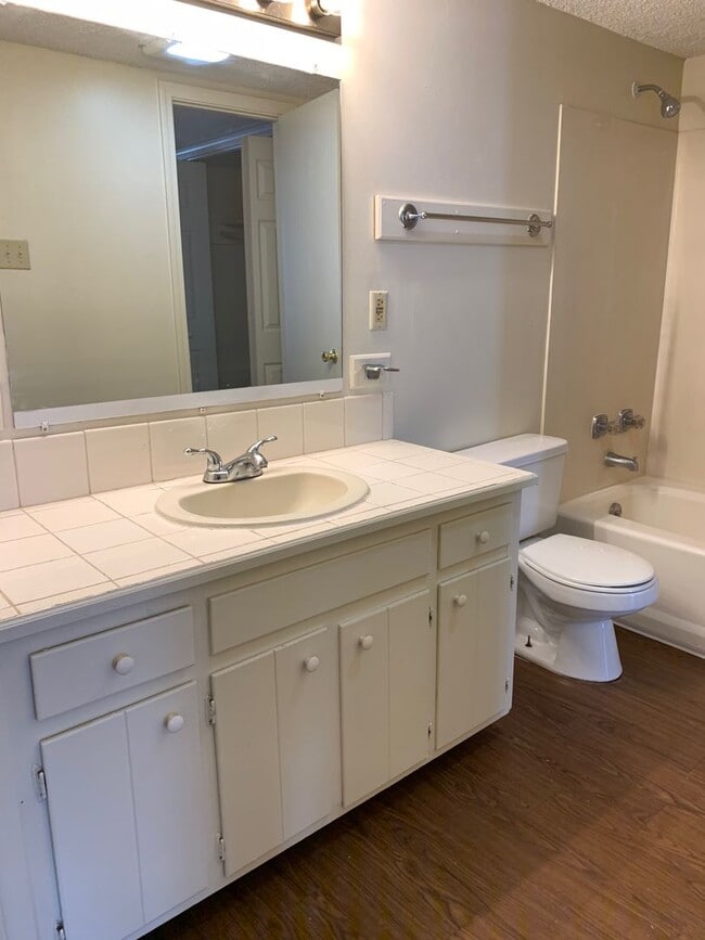 Building Photo - Beautiful 3 Bedroom Apartment. Great place...