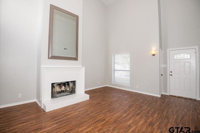 Building Photo - 5917 Hollytree Dr