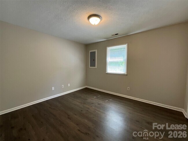 Building Photo - 304 Palm St