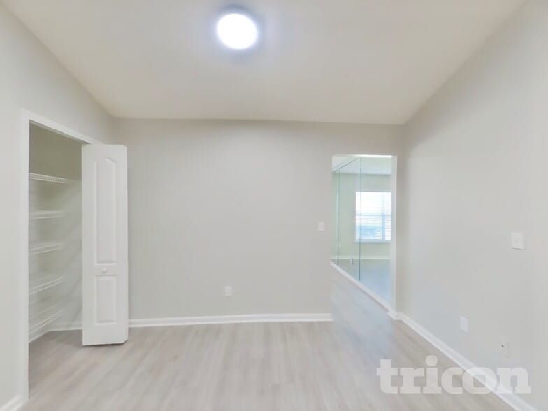 Building Photo - 6676 Southern Oaks Dr