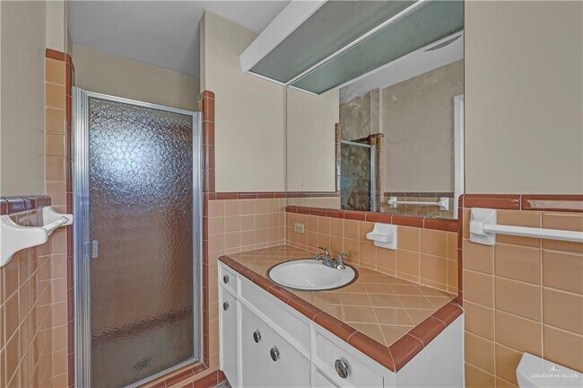 Building Photo - 21 E Walnut Ave