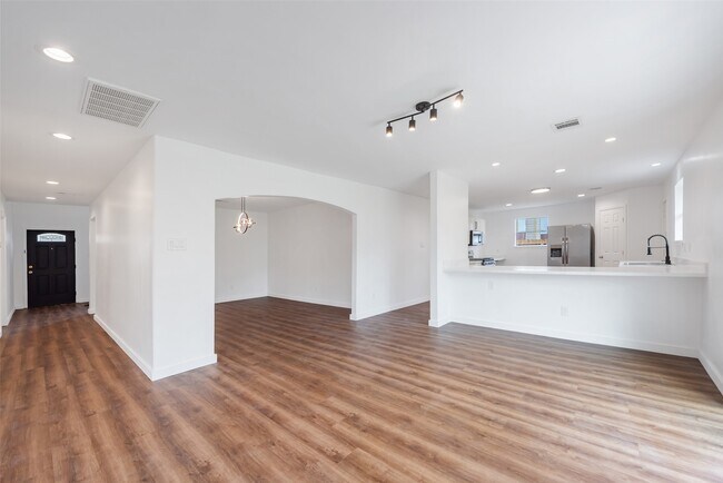 Building Photo - 11703 N Perry Ave